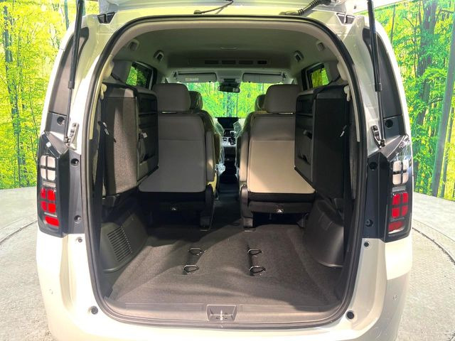 後席を格納すると、これだけの広さが!シーンに合わせたシートアレンジで、大きな荷物も積むことが出来ます♪