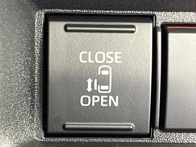 【両側パワースライドドア】スマートキーや運転席のスイッチで後席両側スライドドアの開閉が可能♪電動だから力を入れてドアを開ける必要が無く、小さなお子様でも簡単に開け閉めでき快適です♪