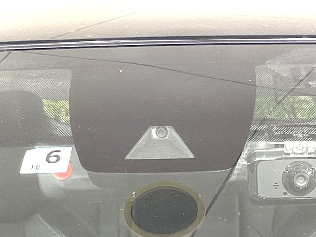 【トヨタセーフティセンス】走行中に前方の車両等を認識し、衝突しそうな時は警報とブレーキで衝突回避と被害軽減をアシスト。より安全にドライブをお楽しみいただけます。