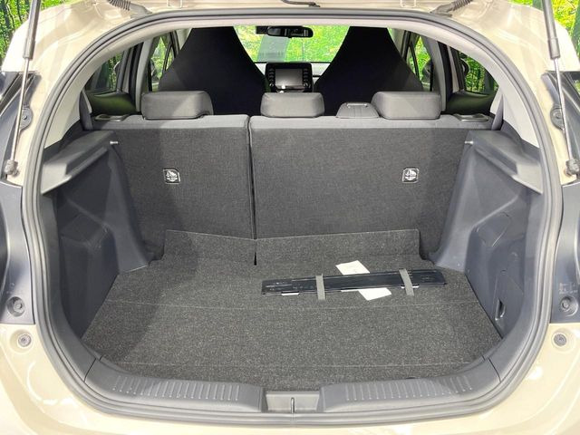 普段のお買い物や通勤、送迎等に十分な荷室スペースを確保しております。セカンドシートを倒すと、大きな荷物の積載も可能です♪