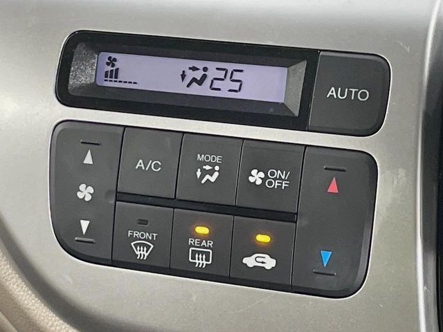 【オートエアコン】一度お好みの温度に設定すれば、車内の温度を検知し風量や温度を自動で調整。暑い&hellip;寒い&hellip;と何度もスイッチ操作をする必要はありません。快適な車内空間には必須の機能ですね♪