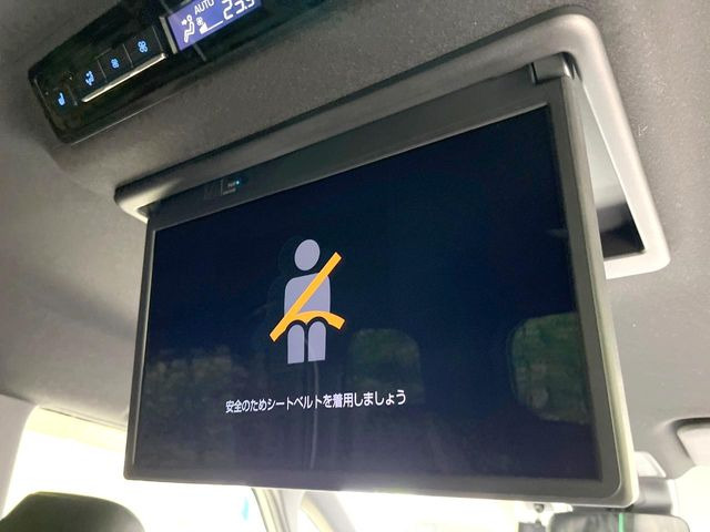 【14型有機ELフリップダウン】三列目からでも迫力のエンタメが観れる大画面フリップダウン。有機ELのモニターでは、一般的なフリップダウンよりも高コントラストでキレイな映像を楽しめます。