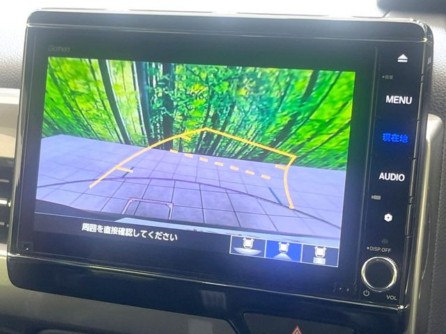 【バックカメラ】駐車時に後方がリアルタイム映像で確認できます。大型商業施設や立体駐車場での駐車時や、夜間のバック時に大活躍!運転スキルに関わらず、今や必須となった装備のひとつです!