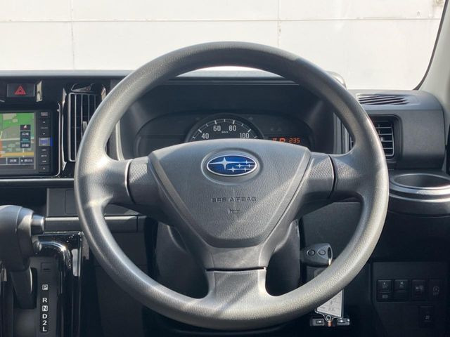 �C���e���A�ɍ��킹���f�U�C���̃X�e�A�����O�́A�^�]�������̂��Ƃ��l���A�^�]���₷���`��A�傫���ł��B�����x�A���ۂɐG���Ă��m���߂��������B