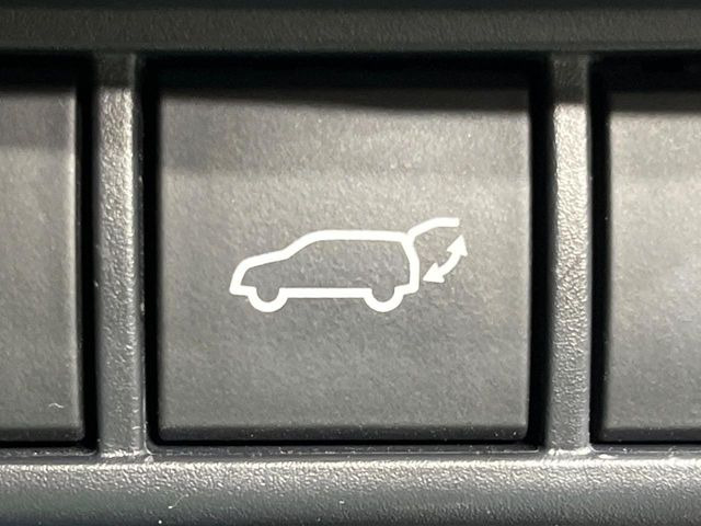 【パワーバックドア】スマートキーや運転席のボタンを押すだけでリアゲートが自動で開閉します!荷物を持っている時や、高い位置にあるバックドアを閉める際に便利な機能です♪