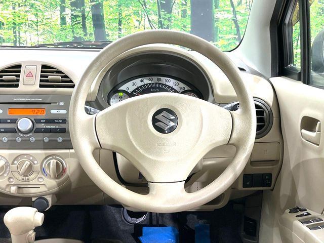 �C���e���A�ɍ��킹���f�U�C���̃X�e�A�����O�́A�^�]�������̂��Ƃ��l���A�^�]���₷���`��A�傫���ł��B�����x�A���ۂɐG���Ă��m���߂��������B