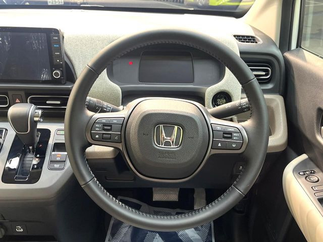 【ステアリングスイッチ】運転中、前方から目線をそらすことなく、オーディオ等の操作が可能な便利機能!安心&快適なドライブを演出してくれます♪