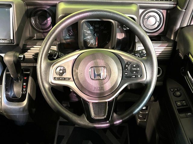 �C���e���A�ɍ��킹���f�U�C���̃X�e�A�����O�́A�^�]�������̂��Ƃ��l���A�^�]���₷���`��A�傫���ł��B�����x�A���ۂɐG���Ă��m���߂��������B