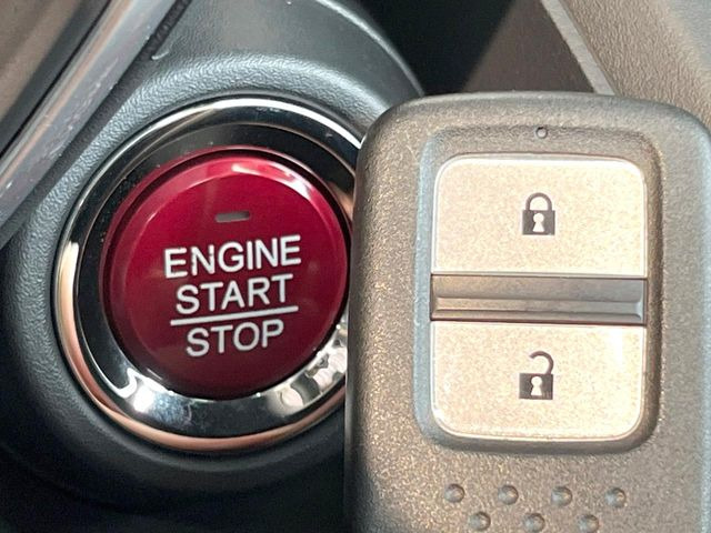 �yHonda�X�}�[�g�L�[�z�J�o����|�P�b�g�ɓ��ꂽ�܂܂ł��h�A�̎{���E�������\�ȃX�}�[�g�L�[�𑕔��B�G���W���̃I���E�I�t�����J�M�����o���K�v����������Ƃ��Ă��֗��ł���