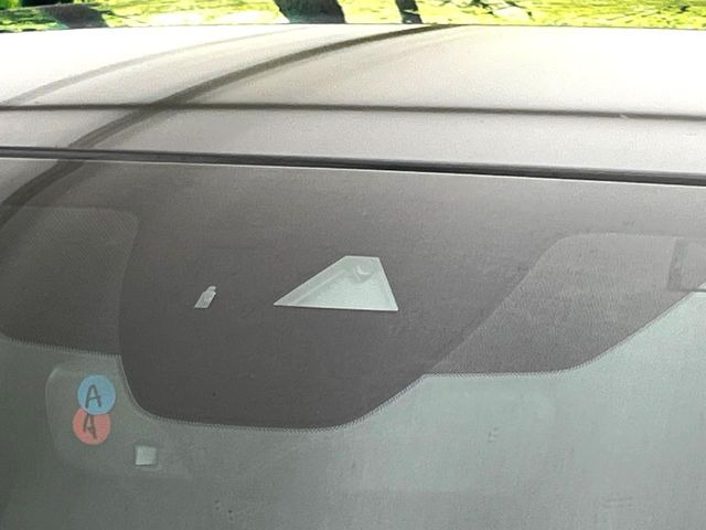 【i-ACTIVESENSE】走行中に前方の車両等を認識し、衝突しそうな時は警報とブレーキで衝突回避と被害軽減をアシスト。より安全にドライブをお楽しみいただけます。