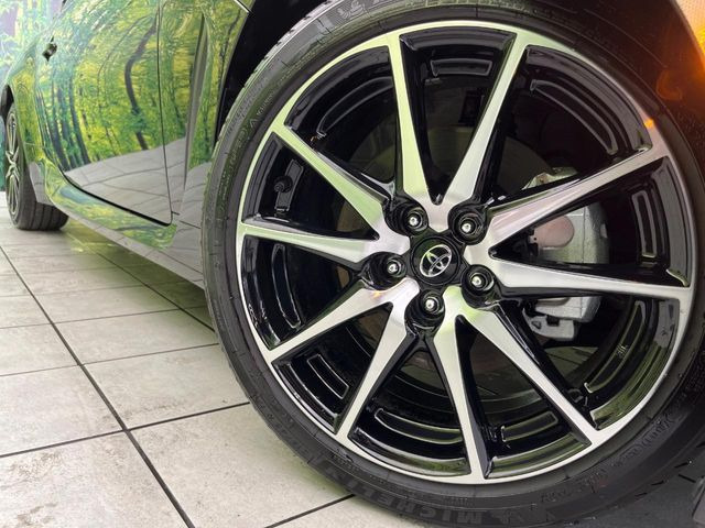 �y����17�C���`�A���~�z�C�[���z�O�ςɃ}�b�`���������A���~�z�C�[���𑕒����Ă���܂��B�e��ЊO�A���~�z�C�[����A�X�^�b�h���X�^�C�����戵�����Ă���܂��B���񂲑��k����������