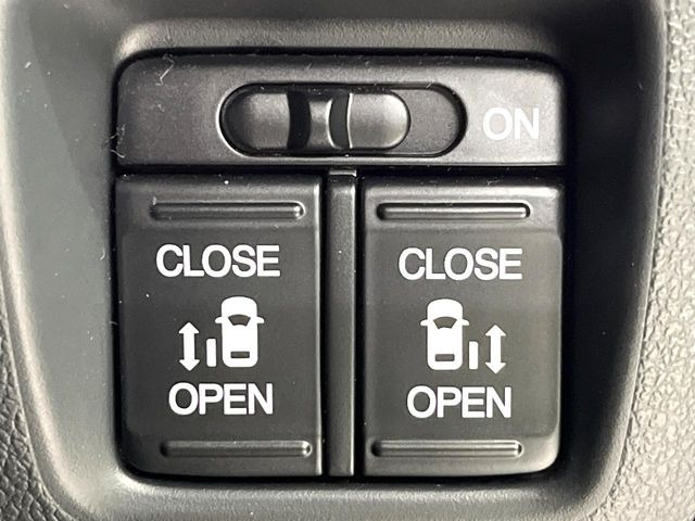 【両側パワースライドドア】スマートキーや運転席のスイッチで後席両側スライドドアの開閉が可能♪電動だから力を入れてドアを開ける必要が無く、小さなお子様でも簡単に開け閉めでき快適です♪