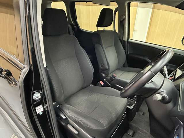 運転席も広々としており運転しやすい環境を実現しています☆