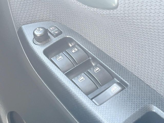 【電動格納ミラー】サイドミラーは電動格納式となっており、狭い駐車場でもキズがつくリスクを抑えられます。