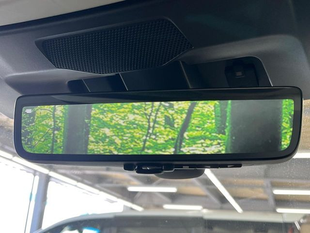 【スマートリヤビューミラー】後席の大きな荷物や同乗者で後方が確認しづらい時でも安心!カメラが撮影した車両後方の映像をルームミラー内に表示。クリアな視界で状況の確認が可能です!