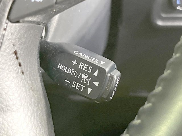 【レーダークルーズコントロール】高速道路での長距離走行が楽に!!自動で速度を保つクルーズコントロールが、衝突軽減システムと連携し、前方の車両を感知して車間を保つように速度調節してくれます!!