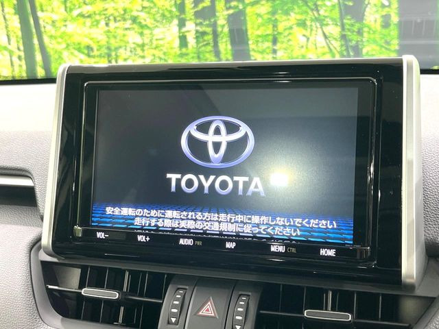 【純正大画面ナビ】人気の大型9インチナビを装備。存在感のある大画面はインパクト大!ナビ利用時のマップ表示は見やすく、テレビやDVDは臨場感がアップ!いつものドライブがグッと楽しくなります♪