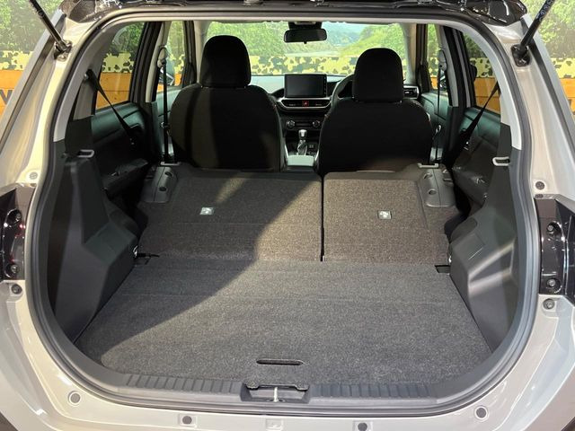 普段のお買い物や通勤、送迎等に十分な荷室スペースを確保しております。セカンドシートを倒すと、大きな荷物の積載も可能です♪
