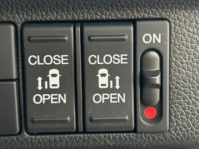 【両側パワースライドドア】スマートキーや運転席のスイッチで後席両側スライドドアの開閉が可能♪電動だから力を入れてドアを開ける必要が無く、小さなお子様でも簡単に開け閉めでき快適です♪