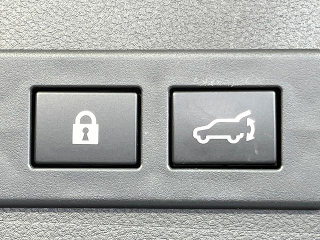【パワーバックドア】スマートキーや運転席のボタンを押すだけでリアゲートが自動で開閉します!荷物を持っている時や、高い位置にあるバックドアを閉める際に便利な機能です♪