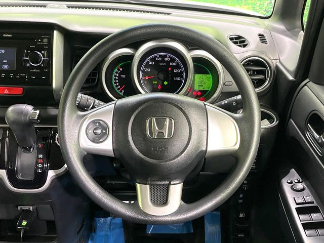 インテリアに合わせたデザインのステアリングは、運転される方のことも考え、運転しやすい形状、大きさです。是非一度、実際に触ってお確かめください。