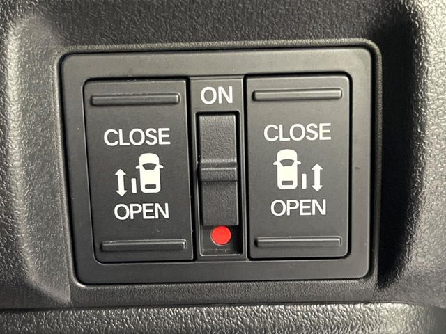 【両側パワースライドドア】スマートキーや運転席のスイッチで後席両側スライドドアの開閉が可能♪電動だから力を入れてドアを開ける必要が無く、小さなお子様でも簡単に開け閉めでき快適です♪