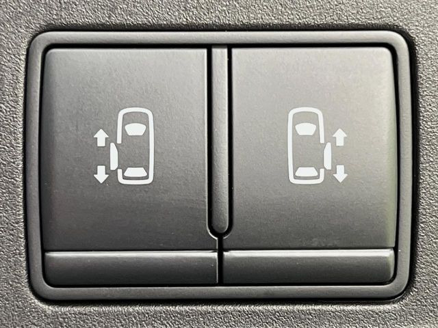 【ハンズフリー機能付き両側パワースライドドア】スライドドアの下に足先を入れてすぐ引くと、自動的にスライドドアが開閉します!荷物で両手がふさがった状態でも、ドアの開閉ができてとっても便利!