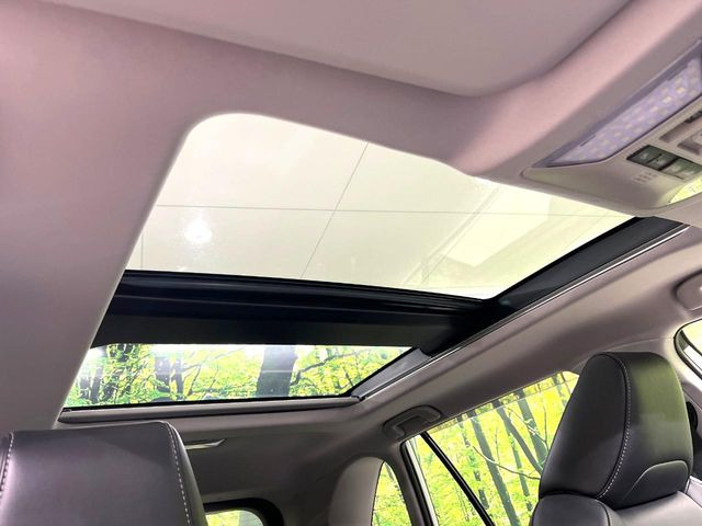【大型サンルーフ】車内の解放感が一気に上がる大型のパノラマルーフ!季節を問わず開放的で快適なドライブをお楽しみいただけます。流通量も少なく希少価値の高い人気の装備です♪