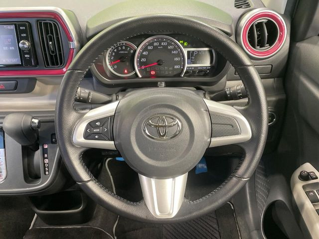 �C���e���A�ɍ��킹���f�U�C���̃X�e�A�����O�́A�^�]�������̂��Ƃ��l���A�^�]���₷���`��A�傫���ł��B�����x�A���ۂɐG���Ă��m���߂��������B