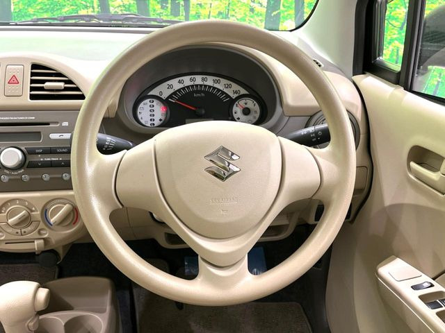 �C���e���A�ɍ��킹���f�U�C���̃X�e�A�����O�́A�^�]�������̂��Ƃ��l���A�^�]���₷���`��A�傫���ł��B�����x�A���ۂɐG���Ă��m���߂��������B
