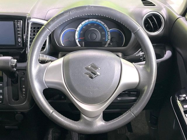 �C���e���A�ɍ��킹���f�U�C���̃X�e�A�����O�́A�^�]�������̂��Ƃ��l���A�^�]���₷���`��A�傫���ł��B�����x�A���ۂɐG���Ă��m���߂��������B
