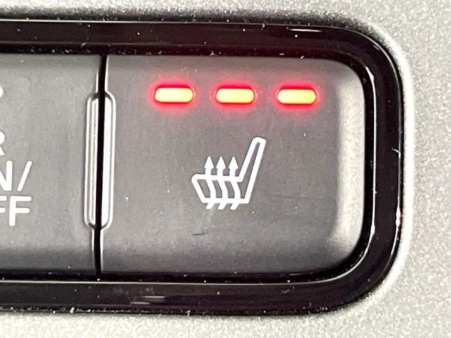 【シートヒーター】寒い日に重宝するシートヒーター!エアコンより早く温まってくれるので寒がりの人も安心ですね♪エアコンの温風は乾燥するから苦手、という方にもをおすすめです。