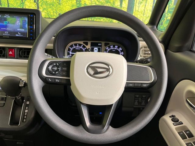 インテリアに合わせたデザインのステアリングは、運転される方のことも考え、運転しやすい形状、大きさです。是非一度、実際に触ってお確かめください。