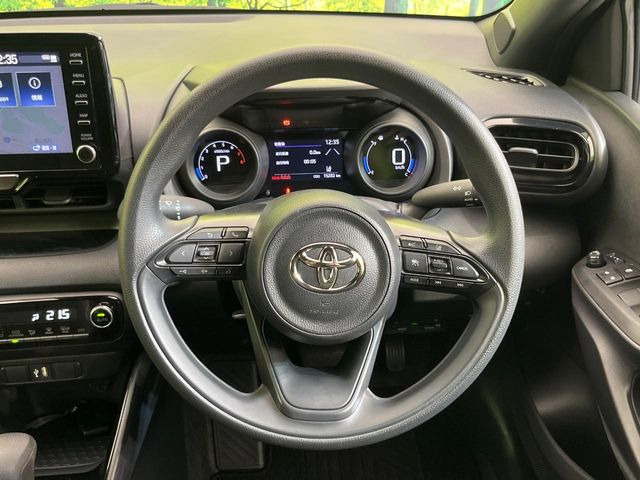 インテリアに合わせたデザインのステアリングは、運転される方のことも考え、運転しやすい形状、大きさです。是非一度、実際に触ってお確かめください。