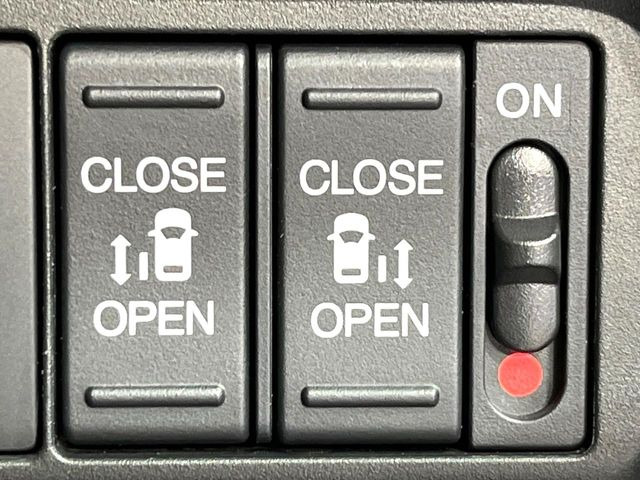 【両側パワースライドドア】スマートキーや運転席のスイッチで後席両側スライドドアの開閉が可能♪電動だから力を入れてドアを開ける必要が無く、小さなお子様でも簡単に開け閉めでき快適です♪