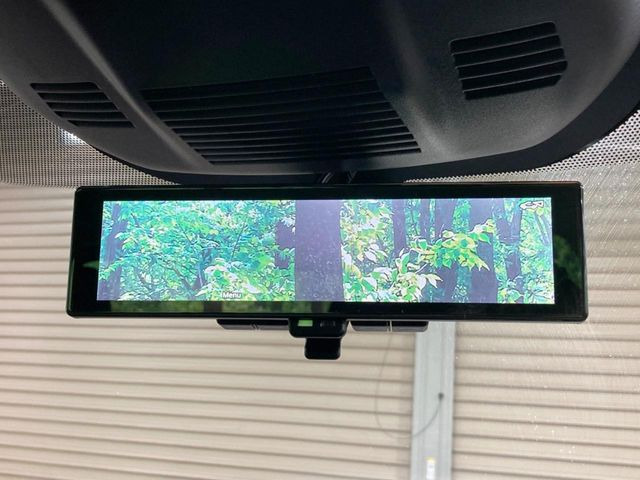 【インテリジェントルームミラー】後席の大きな荷物や同乗者で後方が確認しづらい時でも安心!カメラが撮影した車両後方の映像をルームミラー内に表示。クリアな視界で状況の確認が可能です!