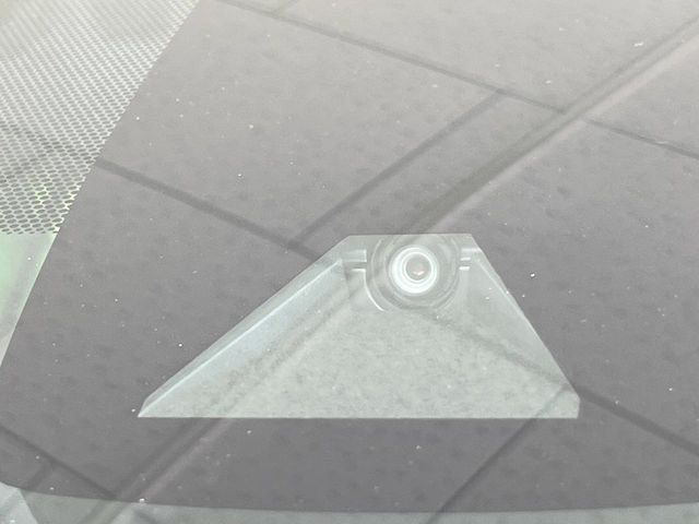 【トヨタセーフティセンス】走行中に前方の車両等を認識し、衝突しそうな時は警報とブレーキで衝突回避と被害軽減をアシスト。より安全にドライブをお楽しみいただけます。
