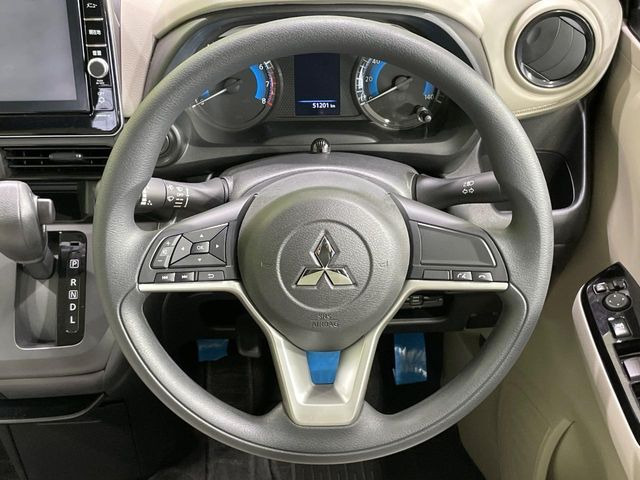 インテリアに合わせたデザインのステアリングは、運転される方のことも考え、運転しやすい形状、大きさです。是非一度、実際に触ってお確かめください。