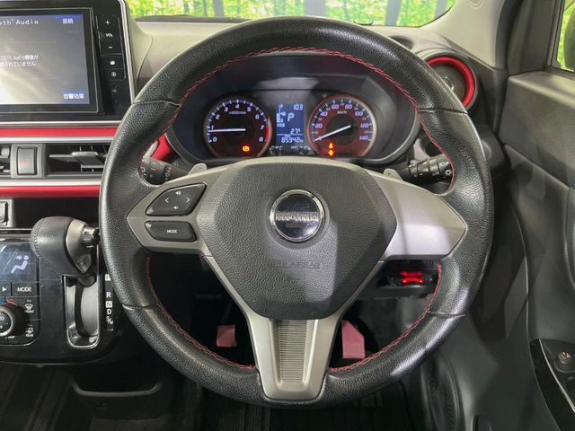 �C���e���A�ɍ��킹���f�U�C���̃X�e�A�����O�́A�^�]�������̂��Ƃ��l���A�^�]���₷���`��A�傫���ł��B�����x�A���ۂɐG���Ă��m���߂��������B