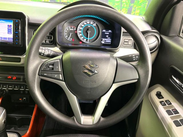 �C���e���A�ɍ��킹���f�U�C���̃X�e�A�����O�́A�^�]�������̂��Ƃ��l���A�^�]���₷���`��A�傫���ł��B�����x�A���ۂɐG���Ă��m���߂��������B