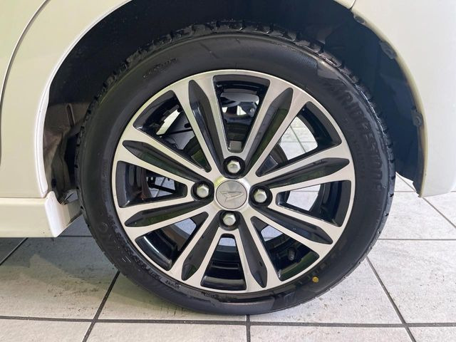 �y����15�C���`�A���~�z�C�[���z�O�ςɃ}�b�`���������A���~�z�C�[���𑕒����Ă���܂��B�e��ЊO�A���~�z�C�[����A�X�^�b�h���X�^�C�����戵�����Ă���܂��B���񂲑��k����������