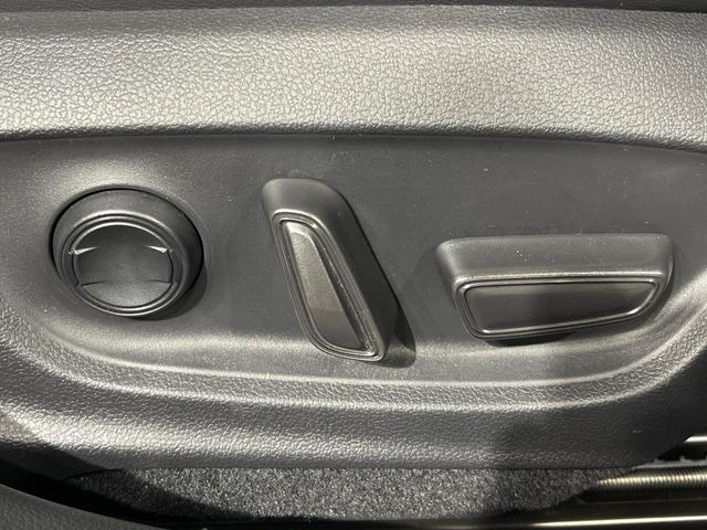 【メモリー機能付きパワーシート】ドライバーごとに設定したシート位置を記憶して、ボタン一つで切り替えできる便利な機能!運転する方が複数名いらっしゃるご家庭におすすめです♪