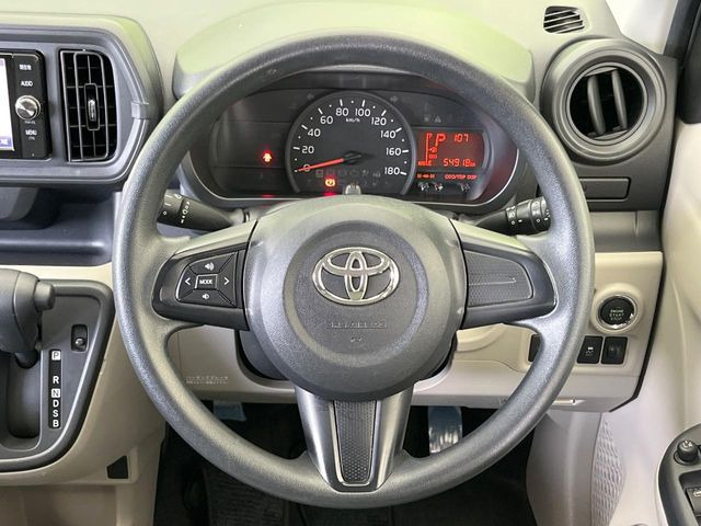 インテリアに合わせたデザインのステアリングは、運転される方のことも考え、運転しやすい形状、大きさです。是非一度、実際に触ってお確かめください。