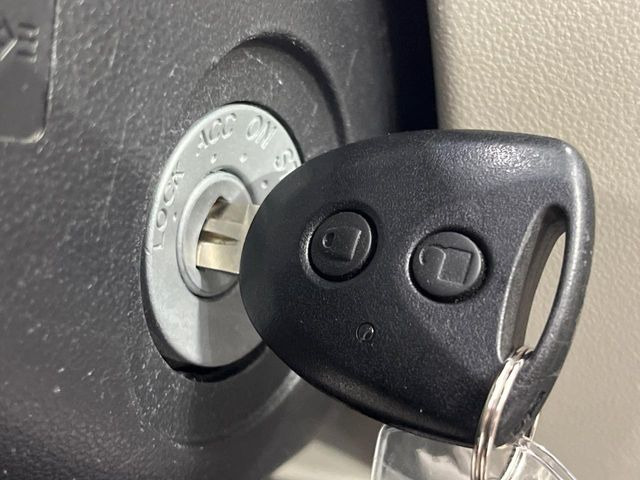 【キーレス】少し離れた場所からでもボタン一つでドアの開錠・施錠ができるのでとっても便利!ドアの鍵穴周りに傷をつけることもありません♪