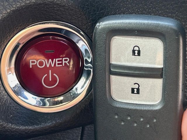 �yHonda�X�}�[�g�L�[�z�J�o����|�P�b�g�ɓ��ꂽ�܂܂ł��h�A�̎{���E�������\�ȃX�}�[�g�L�[�𑕔��B�G���W���̃I���E�I�t�����J�M�����o���K�v����������Ƃ��Ă��֗��ł���