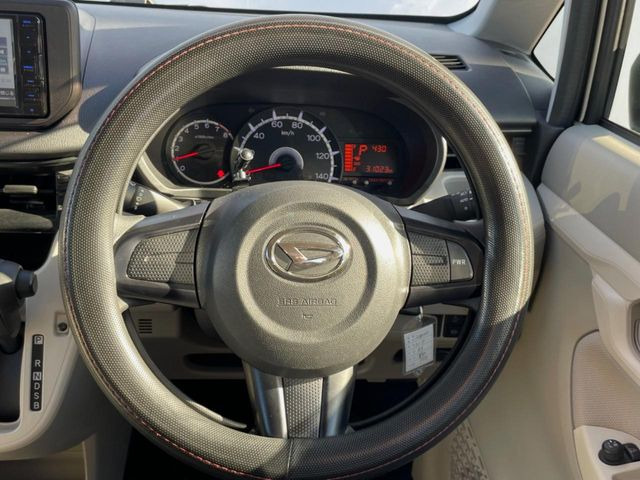 �C���e���A�ɍ��킹���f�U�C���̃X�e�A�����O�́A�^�]�������̂��Ƃ��l���A�^�]���₷���`��A�傫���ł��B�����x�A���ۂɐG���Ă��m���߂��������B