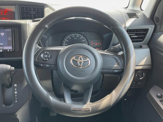 �C���e���A�ɍ��킹���f�U�C���̃X�e�A�����O�́A�^�]�������̂��Ƃ��l���A�^�]���₷���`��A�傫���ł��B�����x�A���ۂɐG���Ă��m���߂��������B