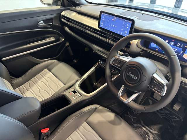 アベンジャー4xe ハイブリッド アップランド 4WD