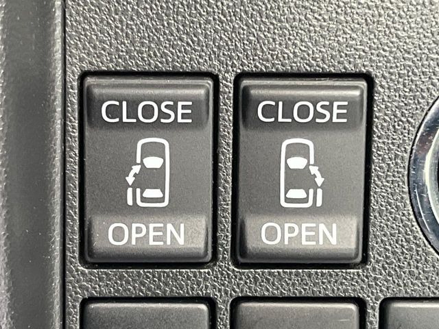 【両側パワースライドドア】スマートキーや運転席のスイッチで後席両側スライドドアの開閉が可能♪電動だから力を入れてドアを開ける必要が無く、小さなお子様でも簡単に開け閉めでき快適です♪