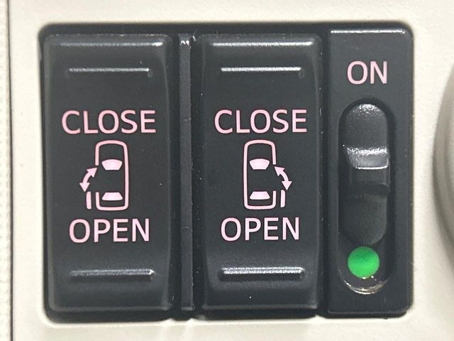 【両側パワースライドドア】スマートキーや運転席のスイッチで後席両側スライドドアの開閉が可能♪電動だから力を入れてドアを開ける必要が無く、小さなお子様でも簡単に開け閉めでき快適です♪